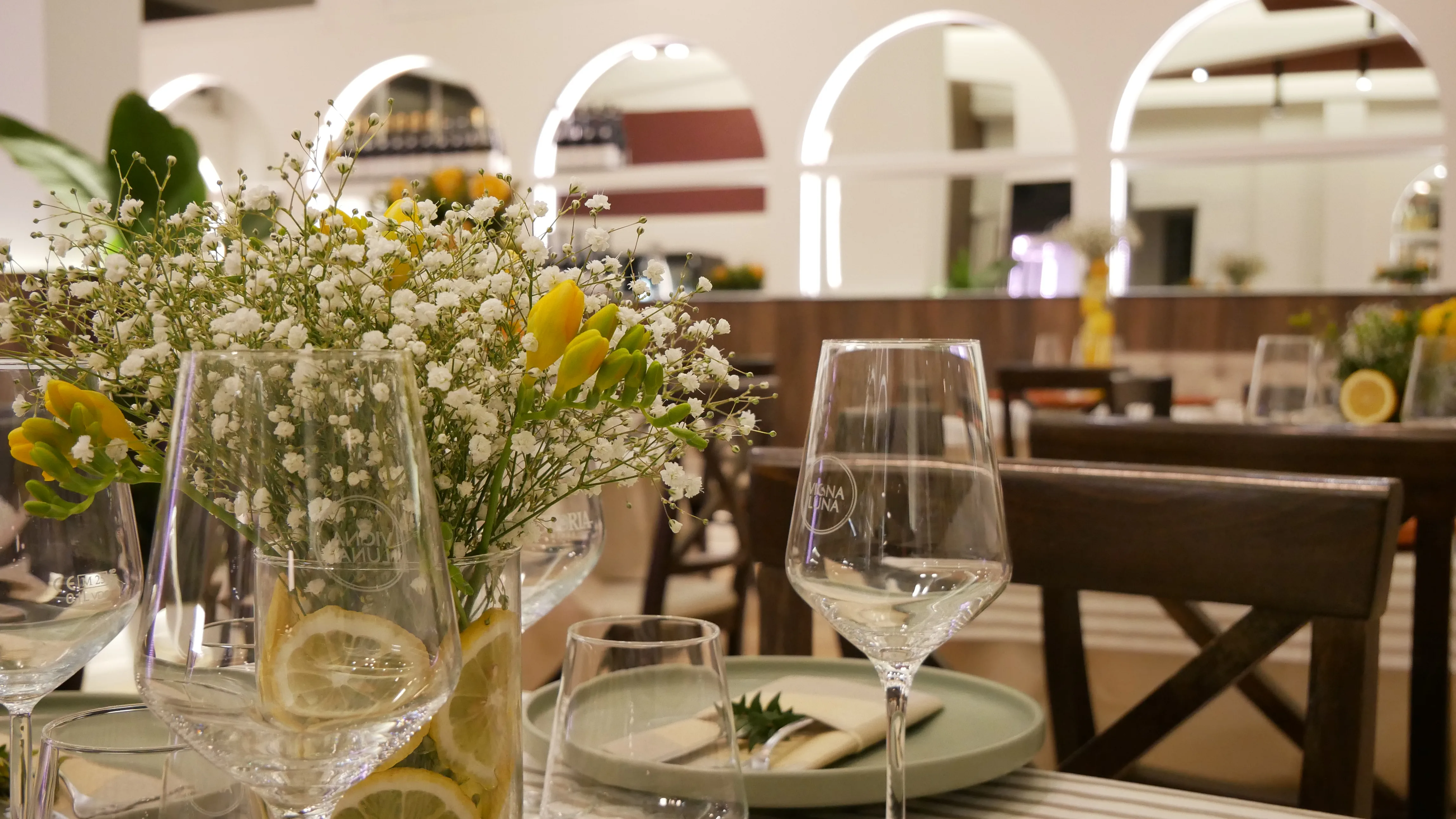 Calici e tavola apparecchiata nella sala di VIGNALUNA