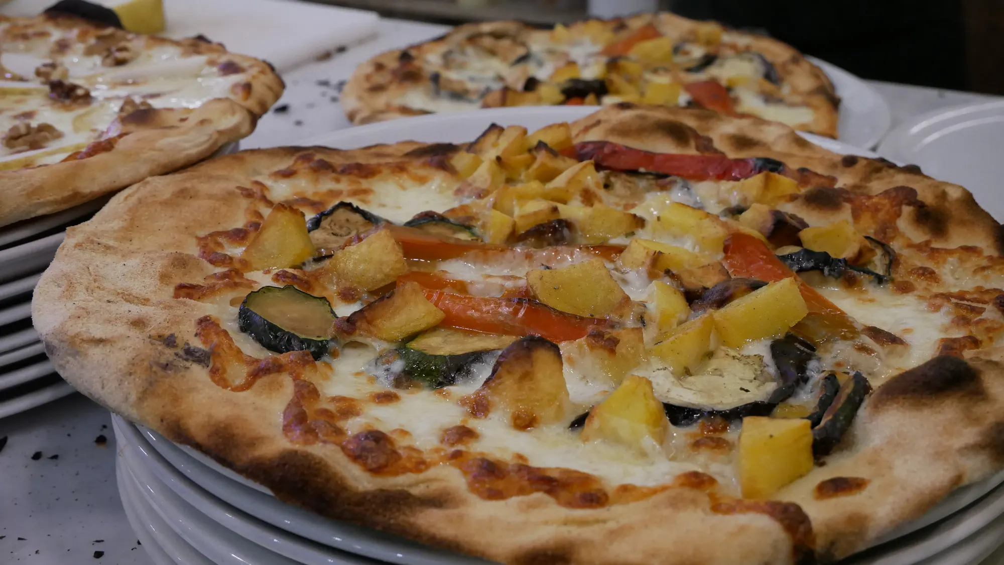 Pizza cotta nel forno a legna