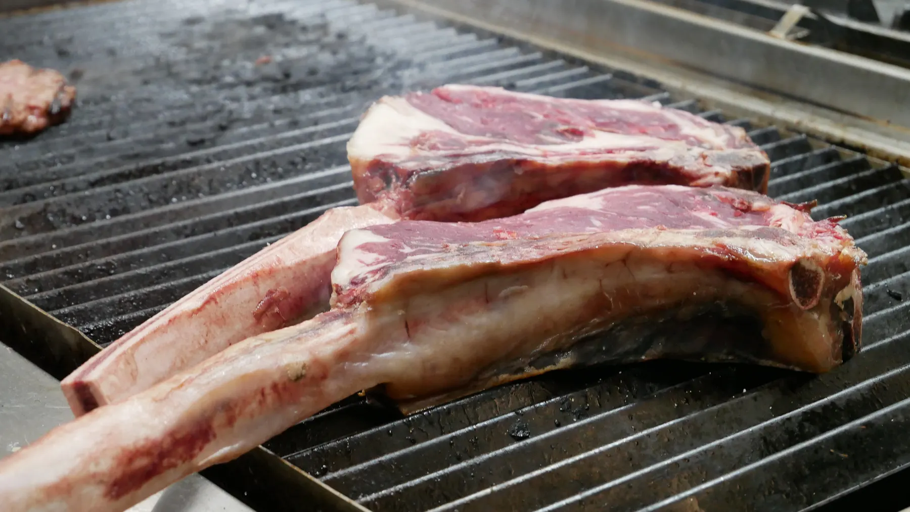 Carne in cottura sulla brace