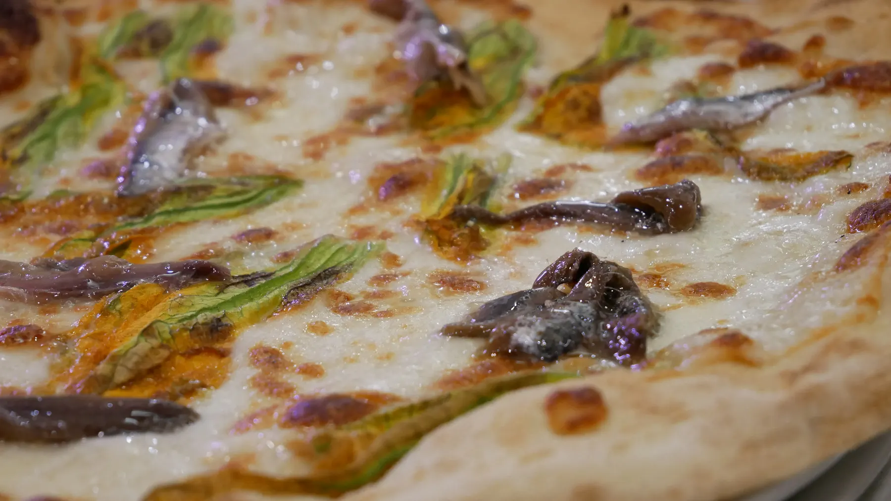 Pizza cotta nel forno a legna